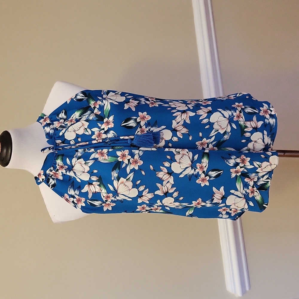 C&E floral cut away shoulder top in beautiful blue color w large floral …